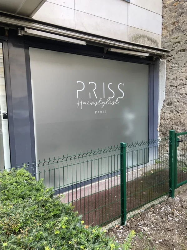 Logo Priss Hairstylist découpé sur vitrine dépolie, Puteaux, par LADONNA