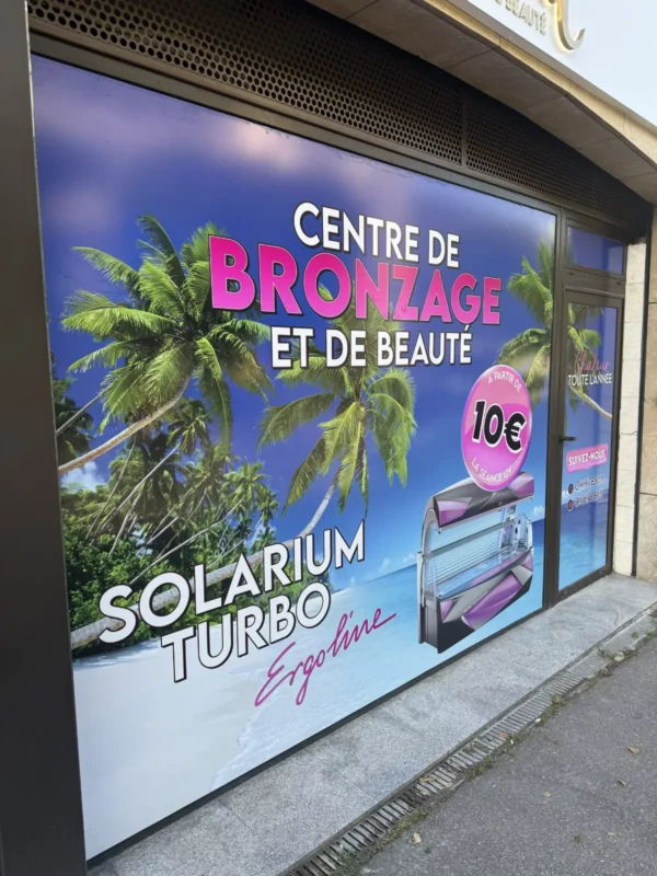 Grand visuel imprimé sur la vitrine du centre de bronzage O White Sun à Arpajon, par LADONNA