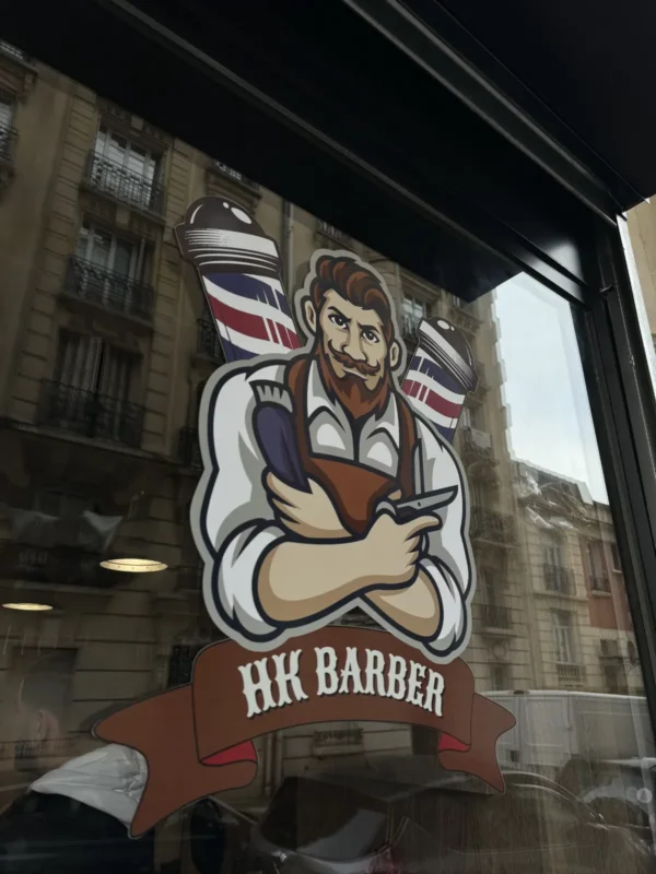 Personnage illustré imprimé sur la vitrine du barbier HK Barber, Paris 12e, par LADONNA
