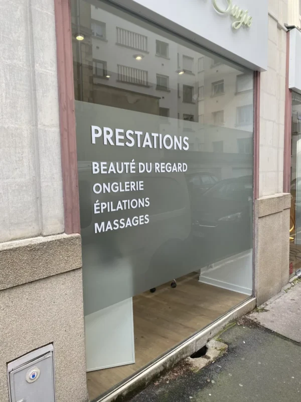Liste des prestations beauté en lettrage blanc sur vitrine dépolie, L’institut Suzie à Nantes, par LADONNA